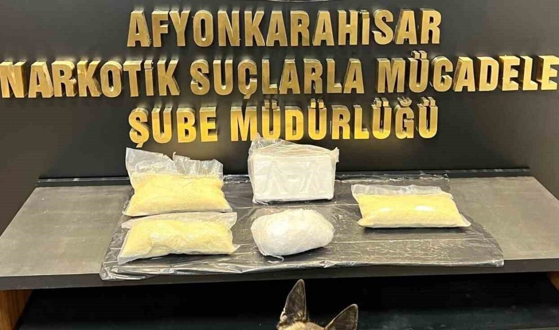 Polisin durdurduğu otomobilde 4 kilo 542 gram uyuşturucu ele geçirildi Afyonkarahisar’da polis tarafından şüphe üzerine durdurulan bir otomobilde yapılan aramada