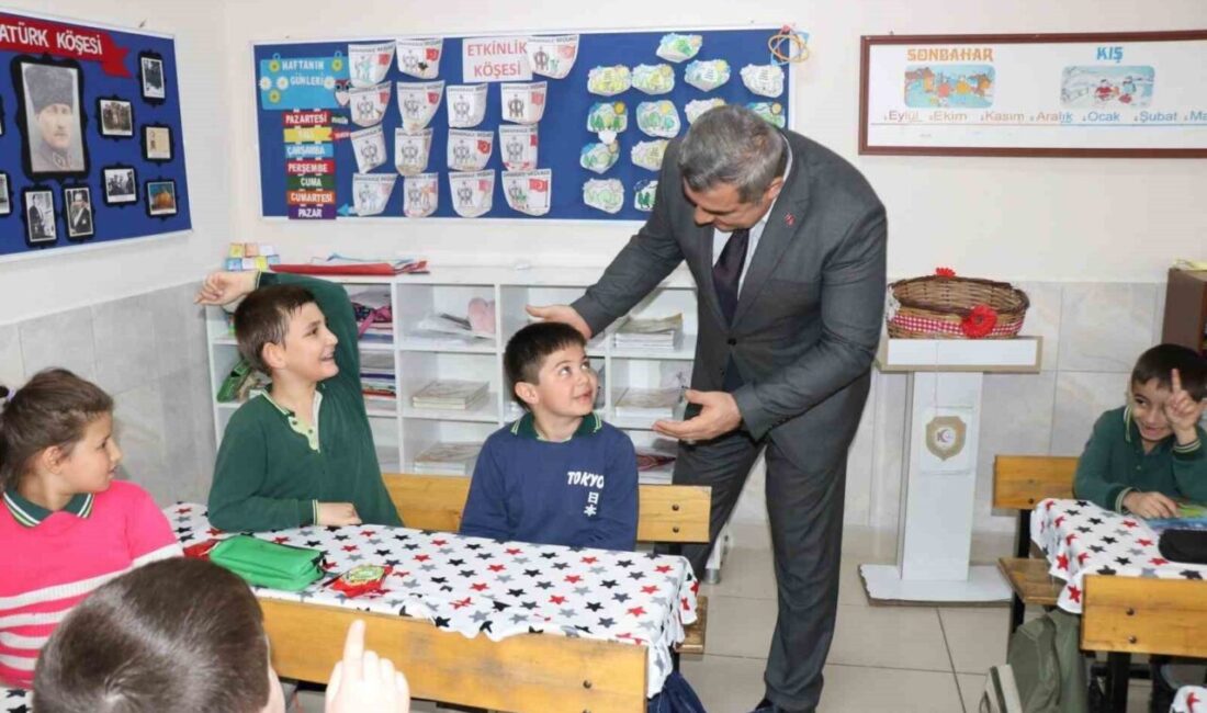 Sünnetci, öğrencilerle buluştu Afyonkarahisar İl Milli Eğitim Müdürü Miraç Sünnetci, Kazım Özer İlkokulu’nu