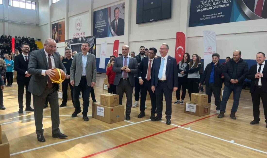 Tavşanlı’da 32 okula spor malzemesi desteği Kütahya Gençlik ve Spor İl Müdürlüğü’nce Tavşanlı’da düzenlenen törenle dört
