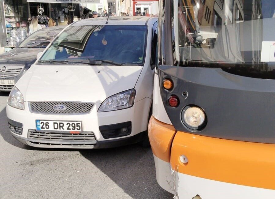 Tramvay seferi aksadı Eskişehir’de, bir otomobilin tramvaya çarpması sonucu seferlerde kısa süreli aksama