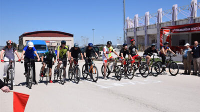Afyonkarahisar’da okul sporları faaliyet programı çerçevesinde düzenlenen bisiklet müsabakaları, Gençler