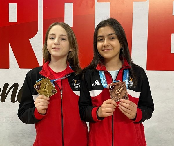 Kocaeli’de düzenlenen Türkiye Minikler Karate Şampiyonası’na katılan ve elde ettikleri