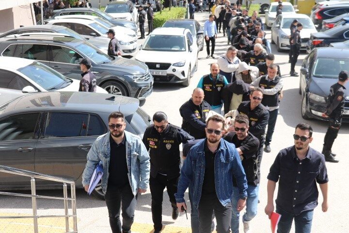 Eskişehir merkezli 24 ilde polisin düzenlediği operasyonlarda yakalanan, telefonla aradıkları