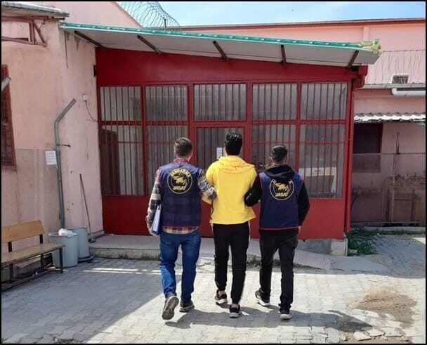 17 yıl kesinleşmiş hapis cezası ile aranan şahıs yakalandı Eskişehir’de 17 yıl hapis cezası ile aranan şahıs jandarma ekipleri