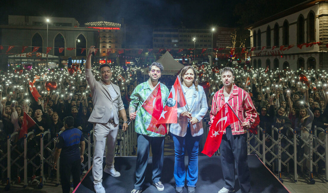 Afyon'da geride bıraktığımız 23 Nisan programı Zafer Meydanı'nda düzenlenen konser