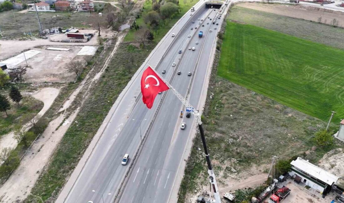 43 metre yüksekliğe dev Türk bayrağı Eskişehir’de vinç kiralama işletmeciliği yapan bir kişinin, 23 Nisan Ulusal