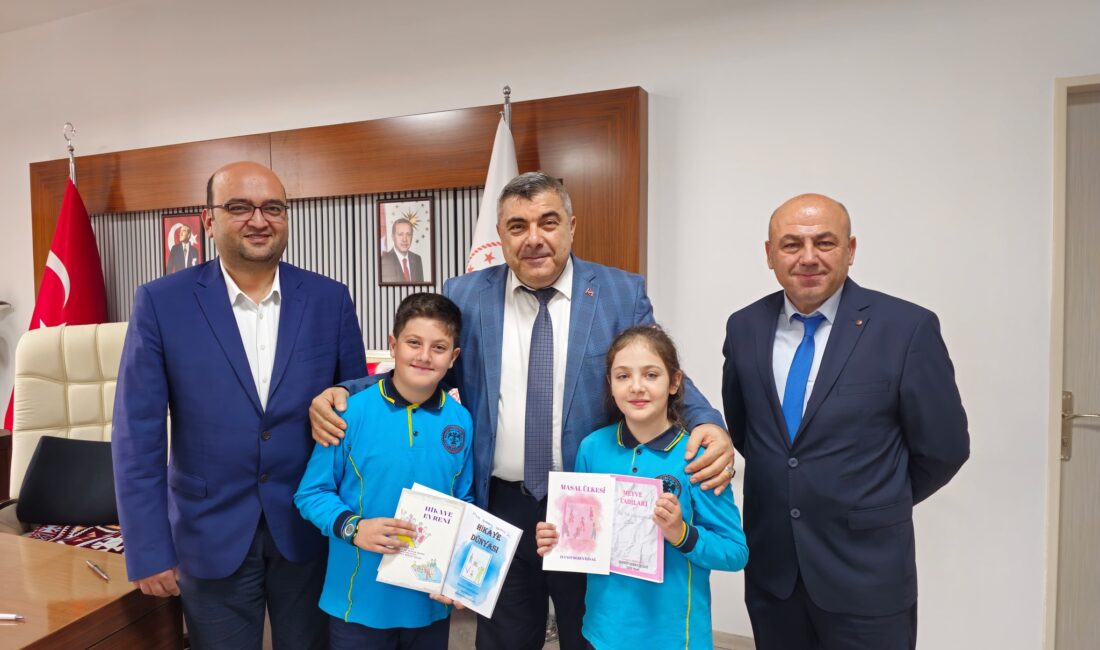 İkizler yazarlığa ilk adımlarında İl Müdürüne kitap takdim etti Selçuklu İlkokulu 4/B sınıfı öğrencileri Zeynep Beren İşisağ ve Abdullah