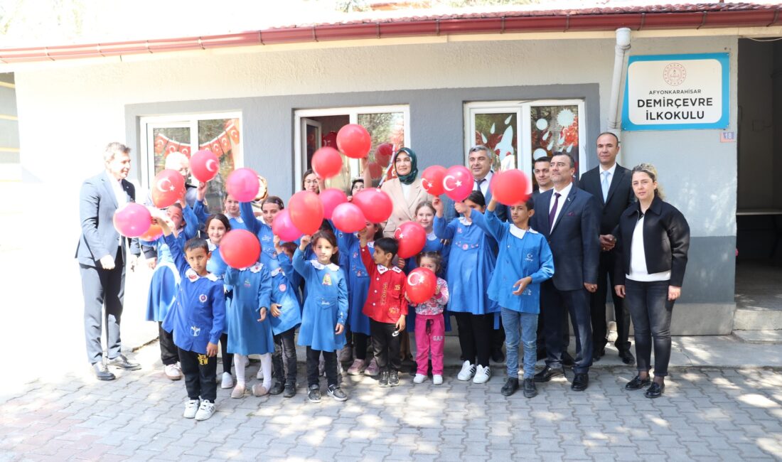 Vali Yiğitbaşı öğrencilerle bir araya geldi: 23 Nisan’a özel “Sağlık Ve Güvenlik Oyun Kutusu” tanıtımı 23 Nisan Ulusal Egemenlik ve Çocuk Bayramı etkinlikleri kapsamında Demirçevre