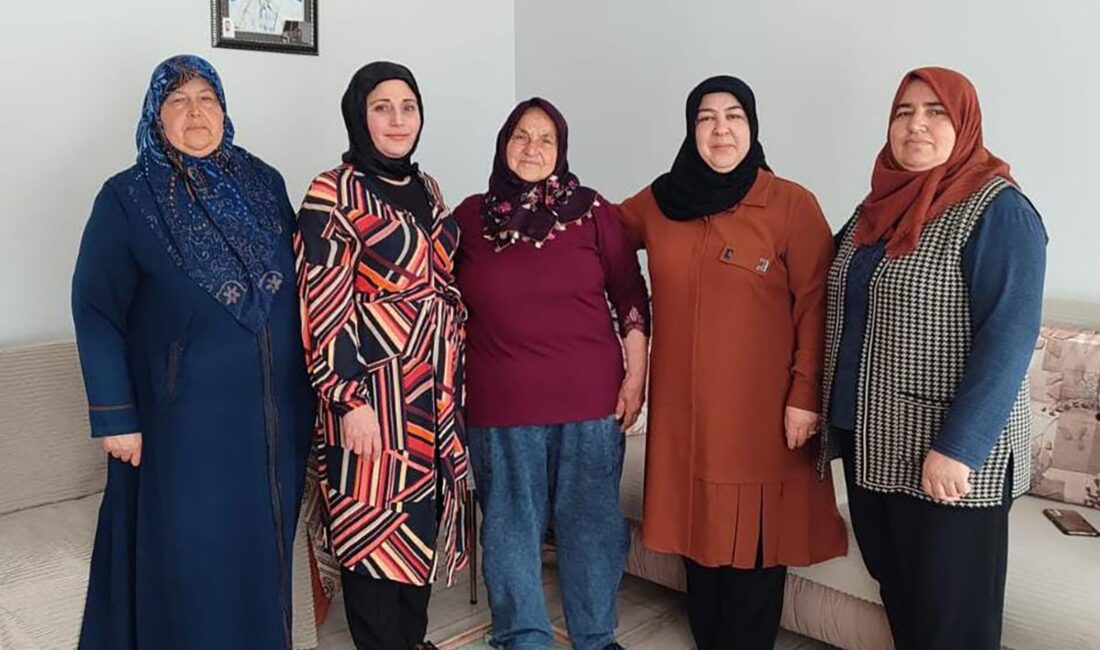 AK Partili kadınlardan şehit annesine ziyaret AK Parti Afyonkarahisar İl Kadın Kolları Başkanlığı, ilçe çalışmaları kapsamında