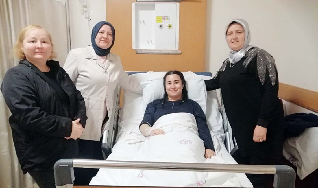 AK Kadınlardan hastalara moral ziyareti AK Parti Afyonkarahisar İl Kadın Kolları Başkanlığı, kentte sürdürdüğü vefa