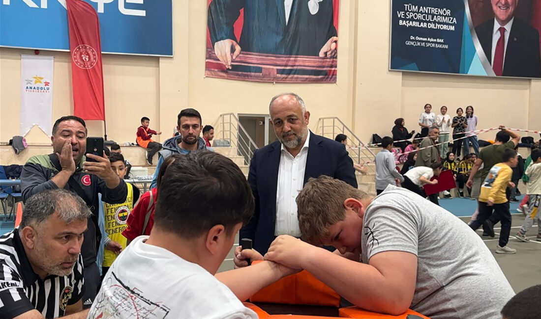 Kocatepe Spor Kompleksi’nde başlayan okul sporları bilek güreşi müsabakaları, öğrencilerin
