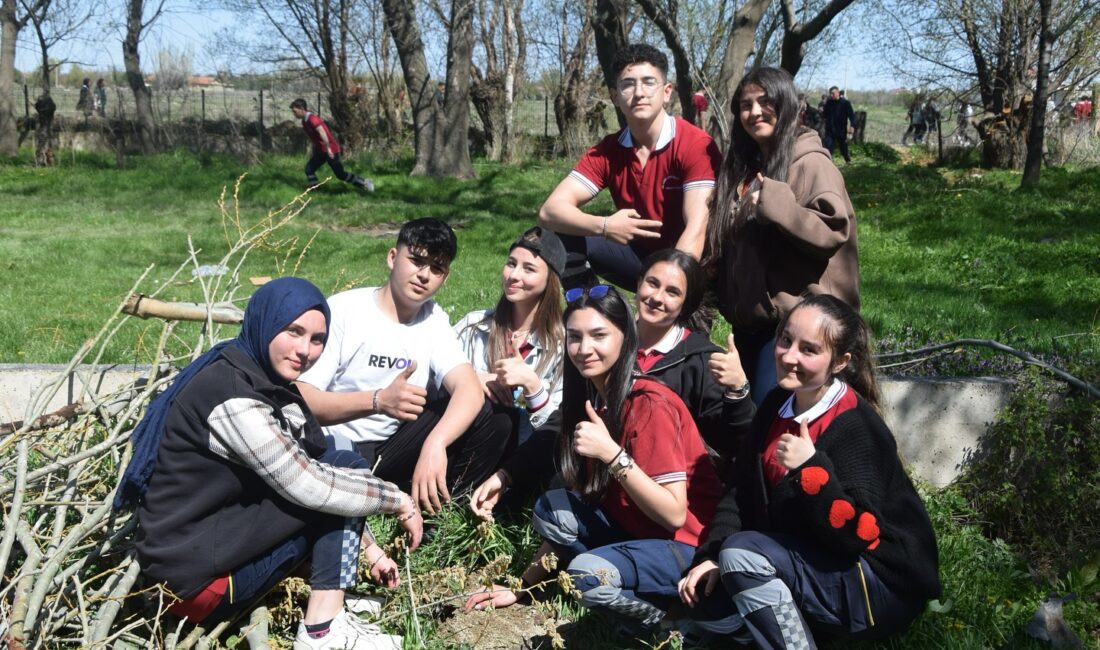 Çay’da daha yeşil bir doğa için fidanlar toprakla buluşturuldu Çay Belediyesi ve Çay İlçe Milli Eğitim Müdürlüğü iş birliğiyle