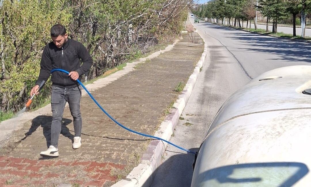 Çay’da yabancı otlarla mücadele devam ediyor Çay Belediyesi, ilçenin tüm cadde ve sokaklarında yabani otlarla mücadele