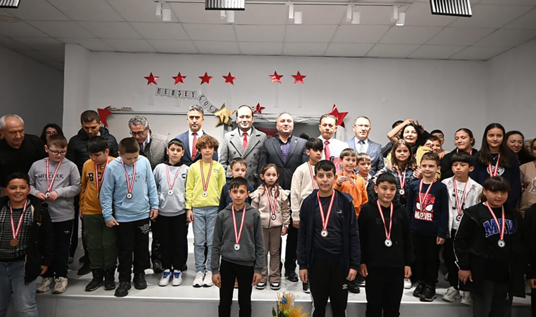 Çay’da Akıl ve Zeka Oyunları Turnuvası düzenlendi Çay’da düzenlenen Akıl ve Zeka Oyunları Turnuvası, öğrencilerin kıyasıya mücadelesi