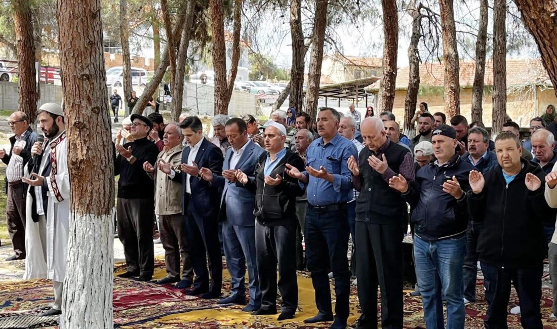 Dazkırı’da vatandaşlar yağmur duası yaptı Dazkırı’nın Yukarıyenice ve Darıcılar köyünde vatandaşlar, kuraklığın son bulması ve