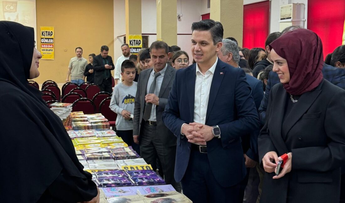 Dazkırı 2. Kitap Günleri Etkinliği, vatandaşlardan yoğun ilgi gördü Dazkırı Belediyesi tarafından düzenlenen ve önceki gün kapılarını ziyaretçilerine açan