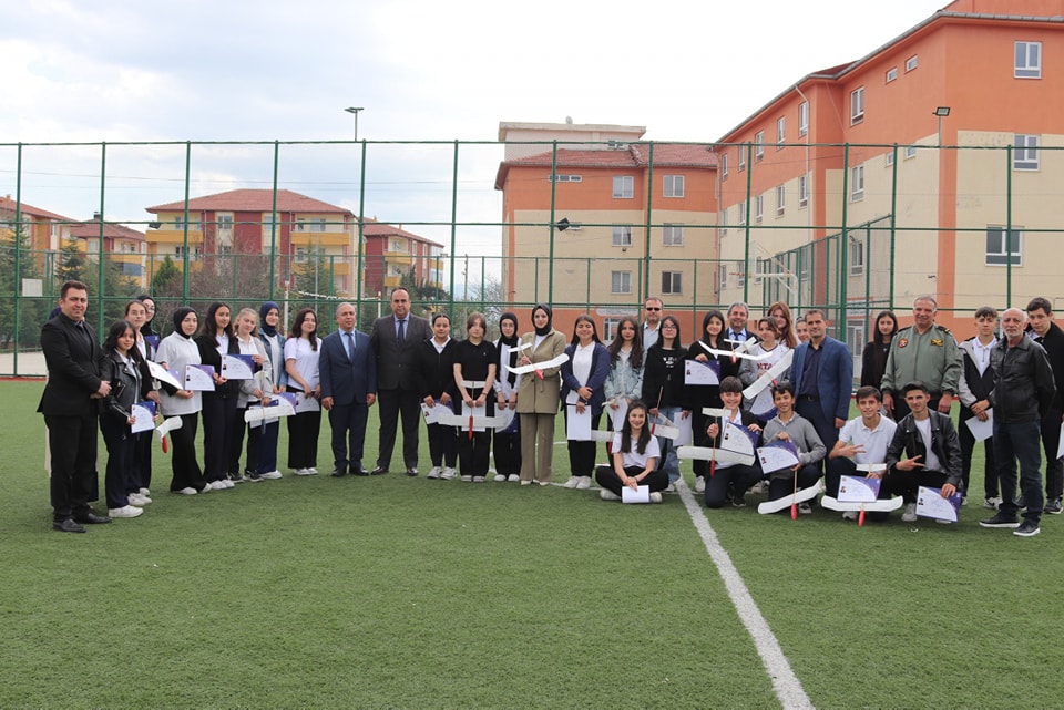 Dazkırı’da öğrenciler model uçak kursuna katıldı Dazkırı Kaymakamı Gizem Bayguş, ilçedeki Ahmet Zübeyde Turba Anadolu Lisesi