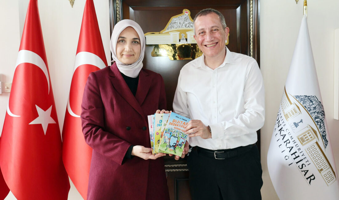 ‘Dijital Baba’dan Vali Yiğitbaşı’na ziyaret Vali Kübra Güran Yiğitbaşı, dijital dünya ile ilgili bilinçlendirme semineri