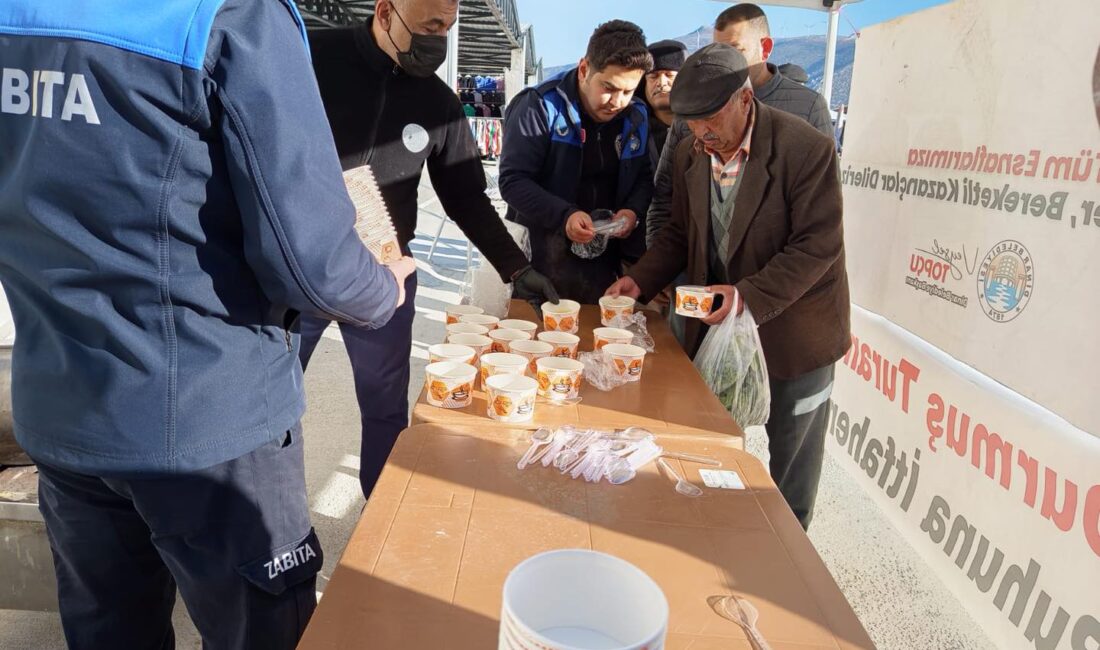 Dinar’da pazarcı esnafına çorba ikramı devam ediyor Dinar’da pazar yeri esnaflarına yönelik sıcak çorba ikramı, merhum Durmuş