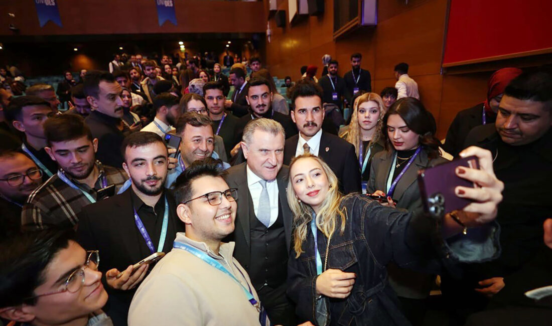 Gençlik ve Spor Bakanı Osman Aşkın Bak, üniversite öğrenci topluluklarının