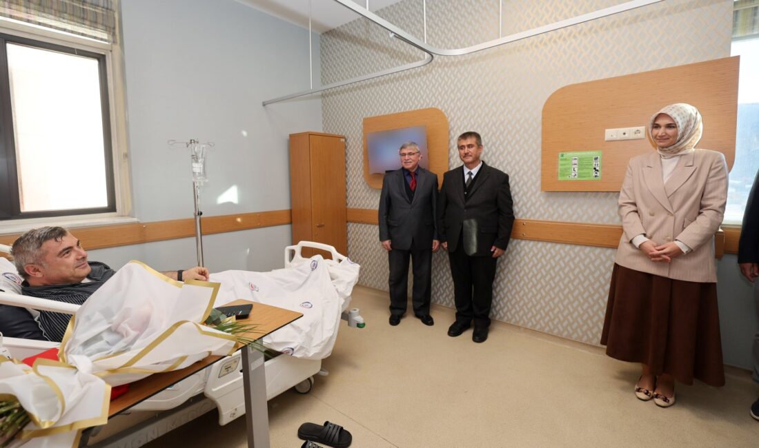 Vali Yiğitbaşı’ndan İl Müdürü Sünnetci’ye geçmiş olsun ziyareti Afyonkarahisar Valisi Doç. Dr. Kübra Güran Yiğitbaşı, Afyonkarahisar Sağlık Bilimleri