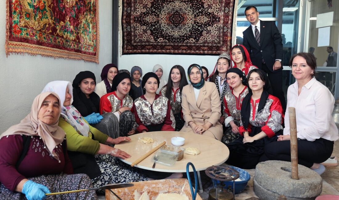 Afyonkarahisar Valisi Doç. Dr. Kübra Güran Yiğitbaşı, Sinanpaşa Anadolu Lisesi