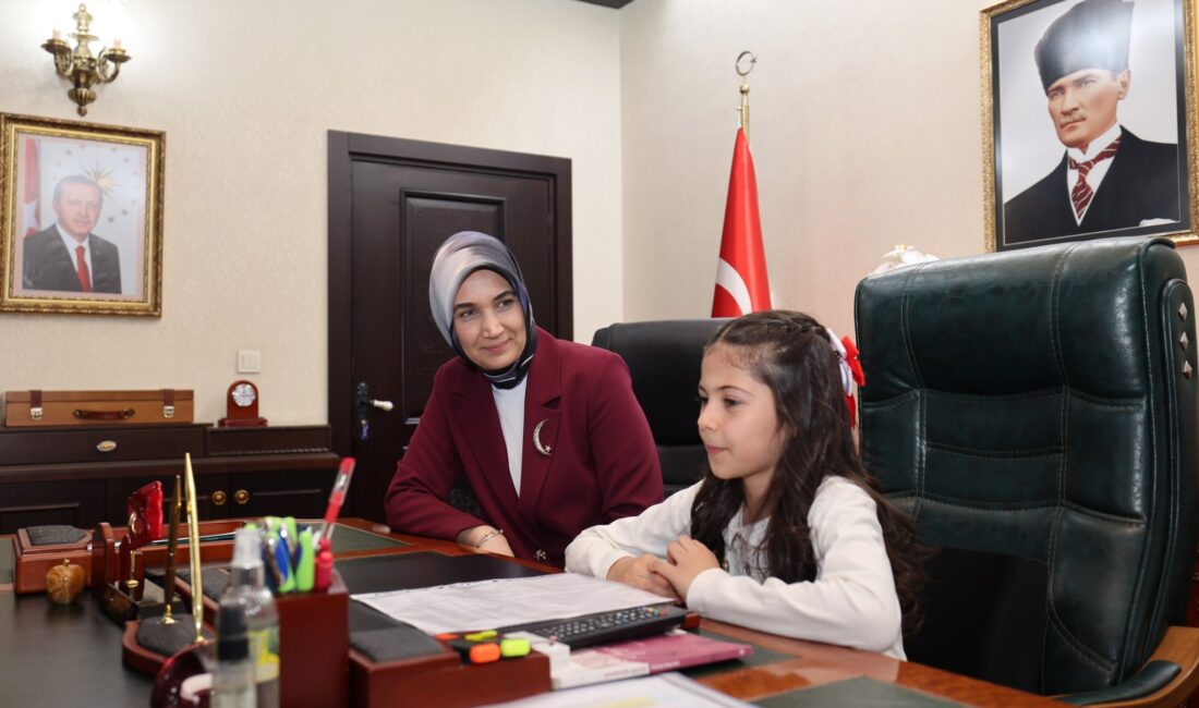 Vali Yiğitbaşı makamını temsili olarak Şehit Polis Memuru İsa Celayir’in kızı Zeynep Sultan Celayir’e devretti 23 Nisan Ulusal Egemenlik ve Çocuk Bayramı dolayısıyla Afyonkarahisar Valisi