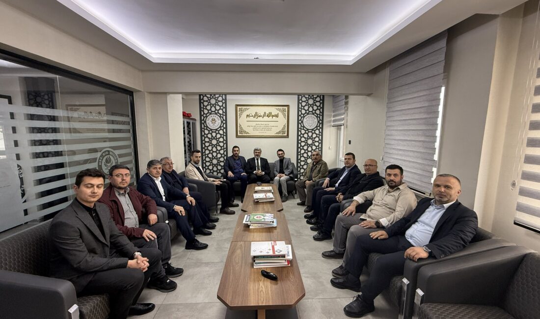 Ak Parti heyetinden Eğitim-Bir-Sen Afyonkarahisar şubesine ziyaret AK Parti Afyonkarahisar Milletvekili Ali Özkaya, İlçe Başkanı Serkan Mumyakmaz,