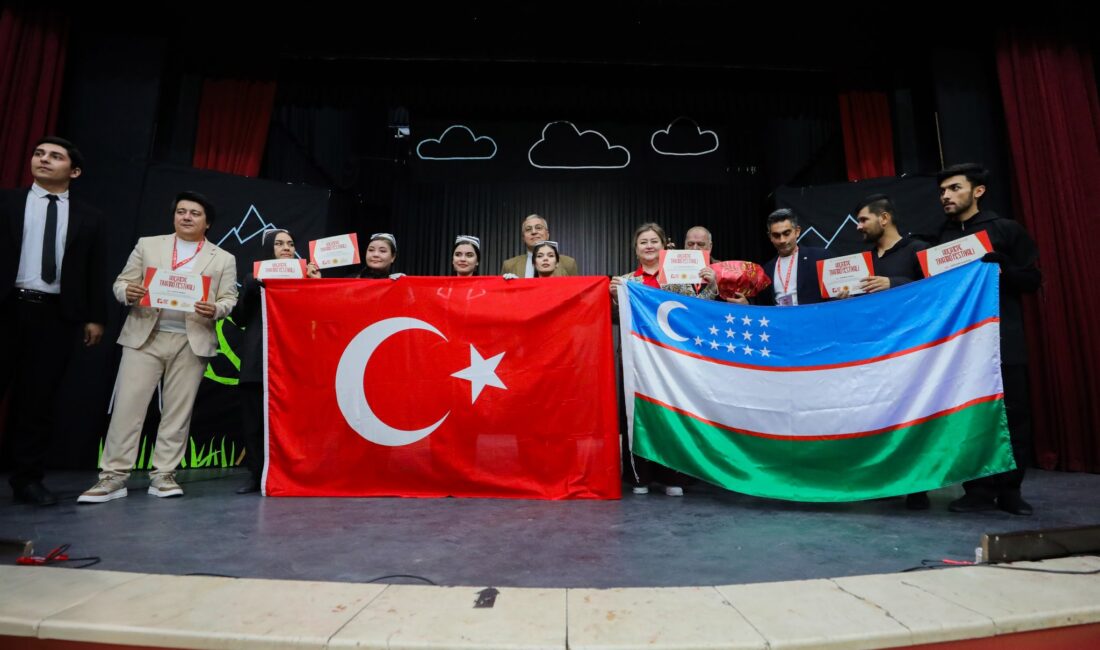 Tiyatro Festivali’nin 2. Gününe Özbekistan vatandaşları eşlik etti Afyonkarahisar Uluslararası Kocatepe Tiyatro Festivalinin 2. gününe, Özbekistan’dan gelen vatandaşlar