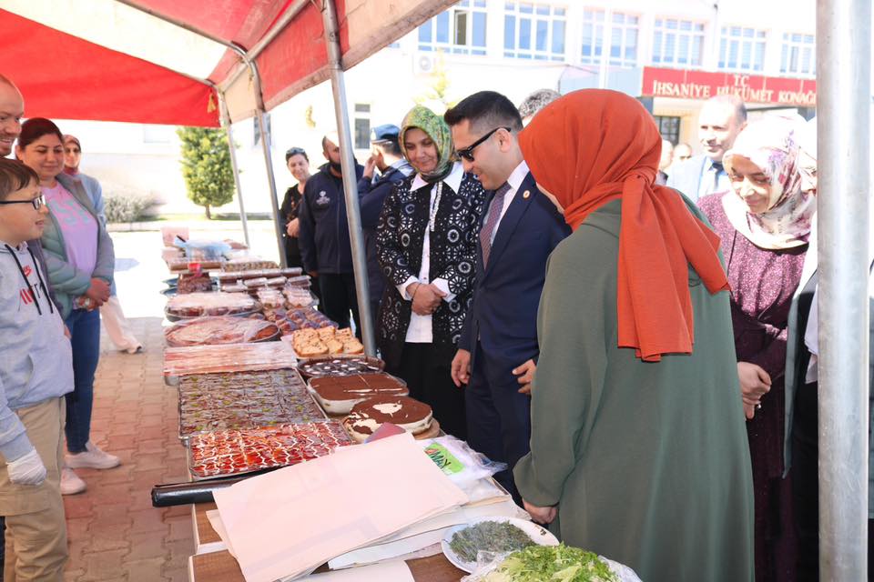 İhsaniye’de yiyecek ve içecek festivali düzenlendi İhsaniye’de Turizm Haftası kapsamında okullara destek amacıyla yiyecek ve içecek