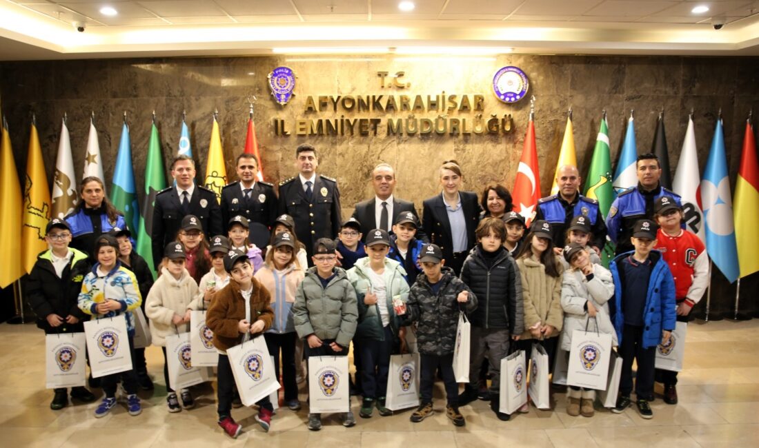 Miniklerden İl Emniyet Müdürü Erol’a ziyaret Türk Polis Teşkilatı’nın 180. Kuruluş Yıl Dönümü dolayısıyla TED Afyon