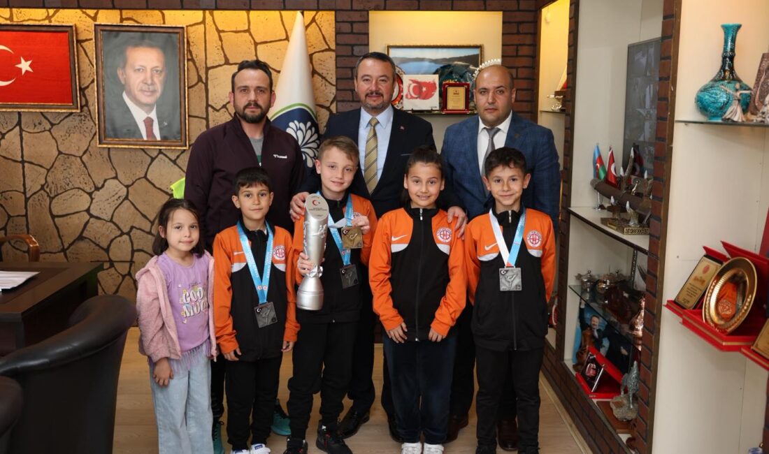 Başarılı karatecilerden Başkan Öztaş’a ziyaret Türkiye Karate Şampiyonası’nda Sandıklı’yı temsil eden Yıldız Spor Kulübü sporcuları,