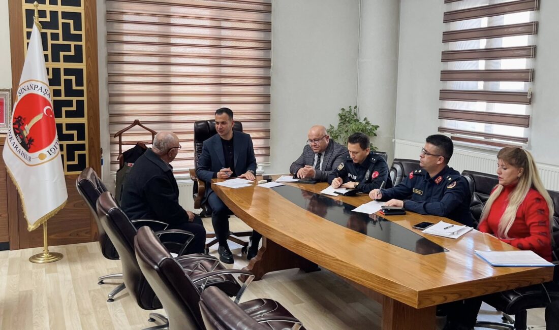 Sinanpaşa Kaymakamlığı’nda gerçekleştirilen Halk Günü Toplantısında Kaymakam Emrah Aslan, vatandaşları