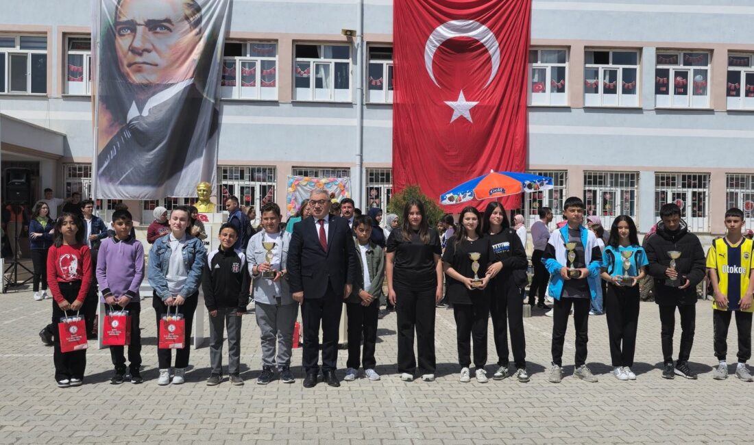 Başkan Özaşkın, 23 Nisan etkinliklerine katıldı Şuhut Belediye Başkanı Muhittin Özaşkın, 23 Nisan Ulusal Egemenlik ve
