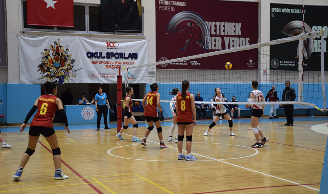 Tınaztepe Spor Salonu’nda 11-13 Nisan tarihleri arasında düzenlenen Voleybol Küçük