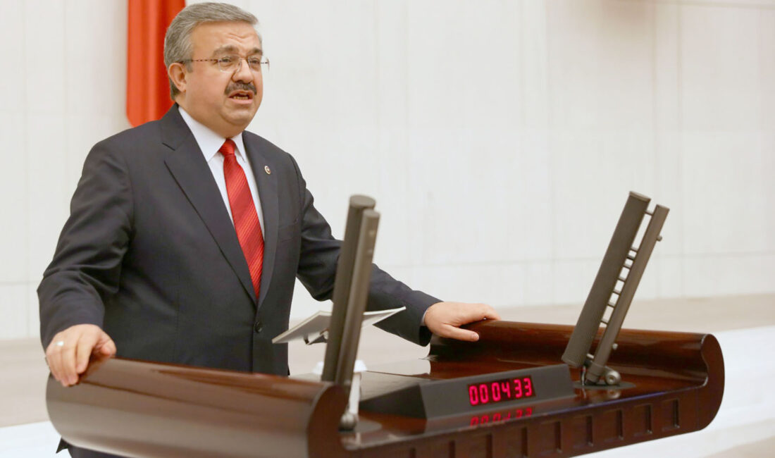 Yurdunuseven: Belediye meclisini kendi kongre salonlarına dönüştürtüler AK Parti Afyonkarahisar Milletvekili İbrahim Yurdunuseven, açıklamasında şu ifadelere yer