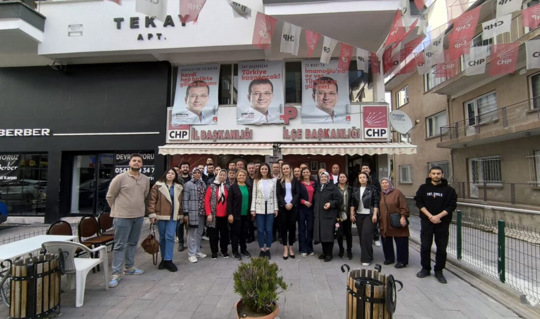 Afyonkarahisar’da Cumhuriyet Halk Partisi’ne (CHP) katılan yeni üyelere rozetleri takdim