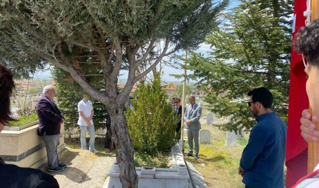 Afyon Lisesi’nden geleceğe kitap ve fidan bağışı Afyon Lisesi Kütüphanecilik Kulübü, “Okulun Kalbi Kütüphane” projesi kapsamında topladığı