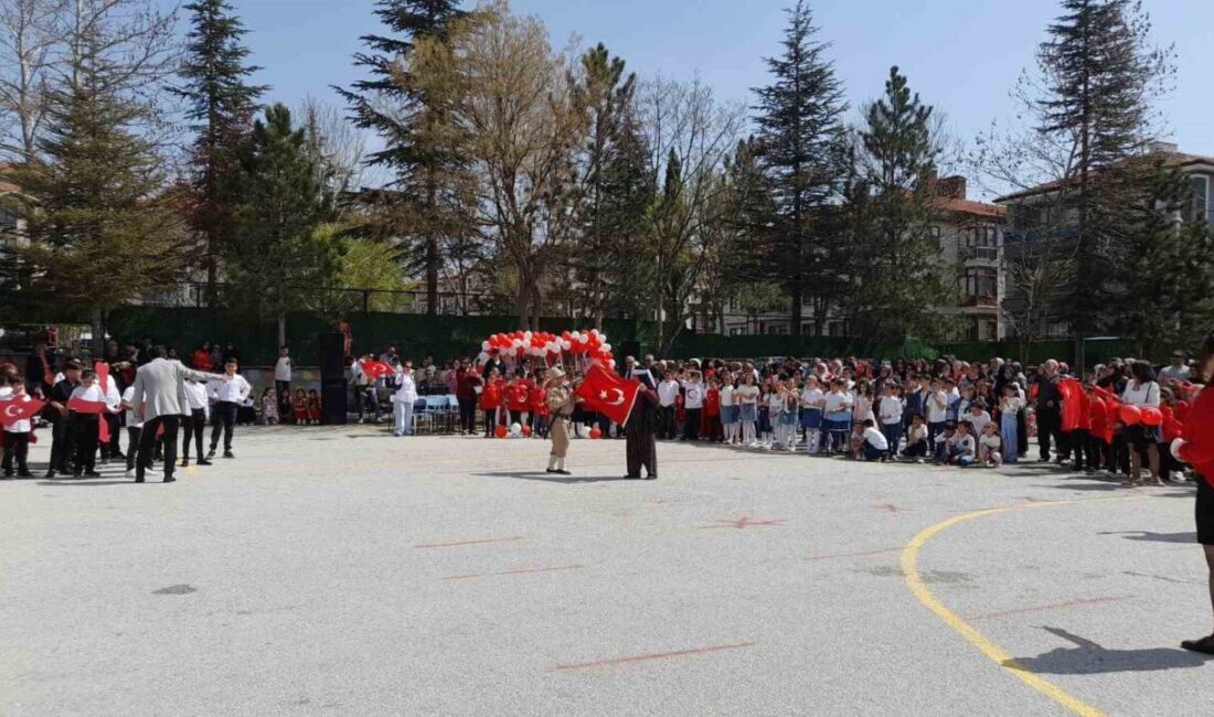 Afyonkarahisar’da 23 Nisan’da duygulandıran gösteri Afyonkarahisar Yüksel Varlı İlkokulu öğrencileri, 23 Nisan kutlamalarında sahneledikleri kurtuluş