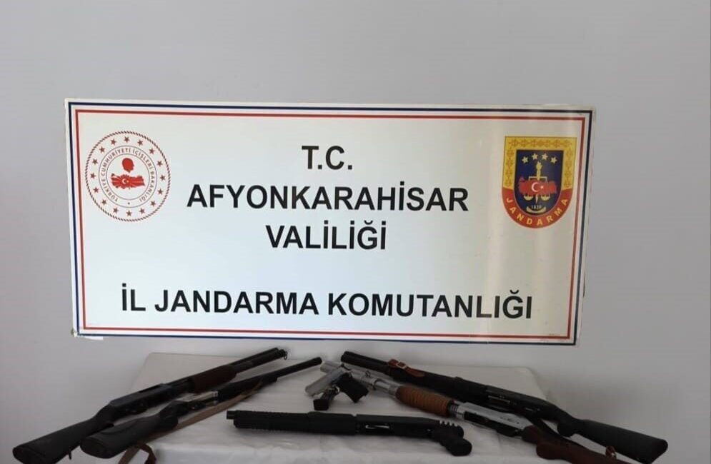 Afyonkarahisar’da ruhsatsız silah operasyonu: 9 gözaltı Afyonkarahisar İl Jandarma Komutanlığı tarafından yürütülen çalışmalar çerçevesinde yapılan operasyonda