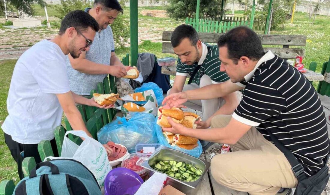 Afyonkarahisar’da üniversiteli gençler kaplıca etkinliğiyle stres attı Afyonkarahisar İl Müftülüğü Gençlik Koordinatörlüğü tarafından üniversite öğrencilerine yönelik düzenlenen