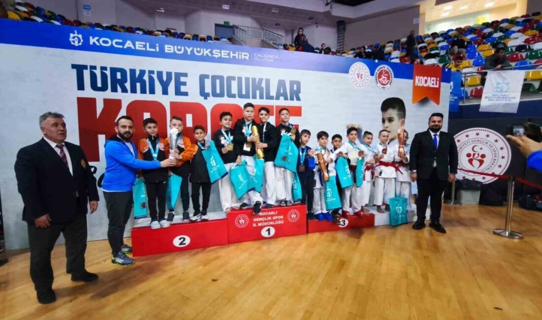 Afyonkarahisarlı minik karatecilerden büyük başarı Kocaeli’de düzenlenen Türkiye Minikler Karate Şampiyonası’nda Afyonkarahisar rüzgarı esti. Türkiye’nin