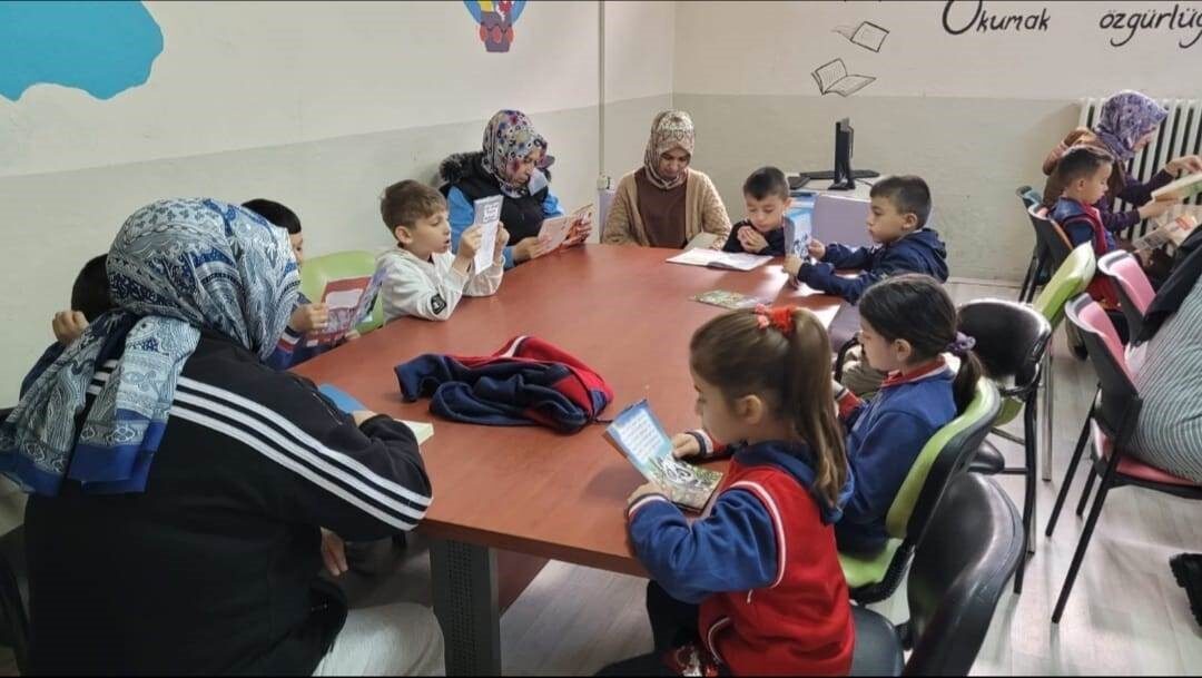 Altıntaş’ta “Ailemle Eğitim Yolculuğum” projesi etkinlikleri Kütahya’nın Altıntaş ilçesinde Milli Eğitim Bakanlığı tarafından Türkiye Yüzyılı Maarif
