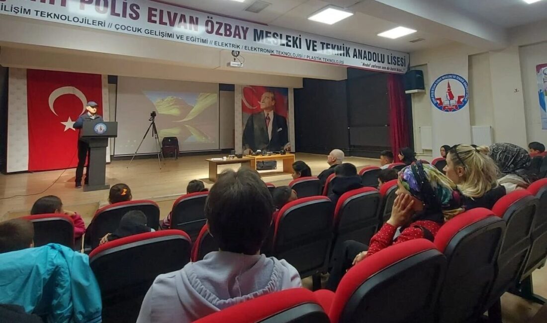 Altıntaş’ta ilk ve ortaokul öğrencilerine temel fotoğrafçılık eğitimi Kütahya’nın Altıntaş İlçe Milli Eğitim Müdürlüğü koordinesinde, ortaöğretim ve ilkokul