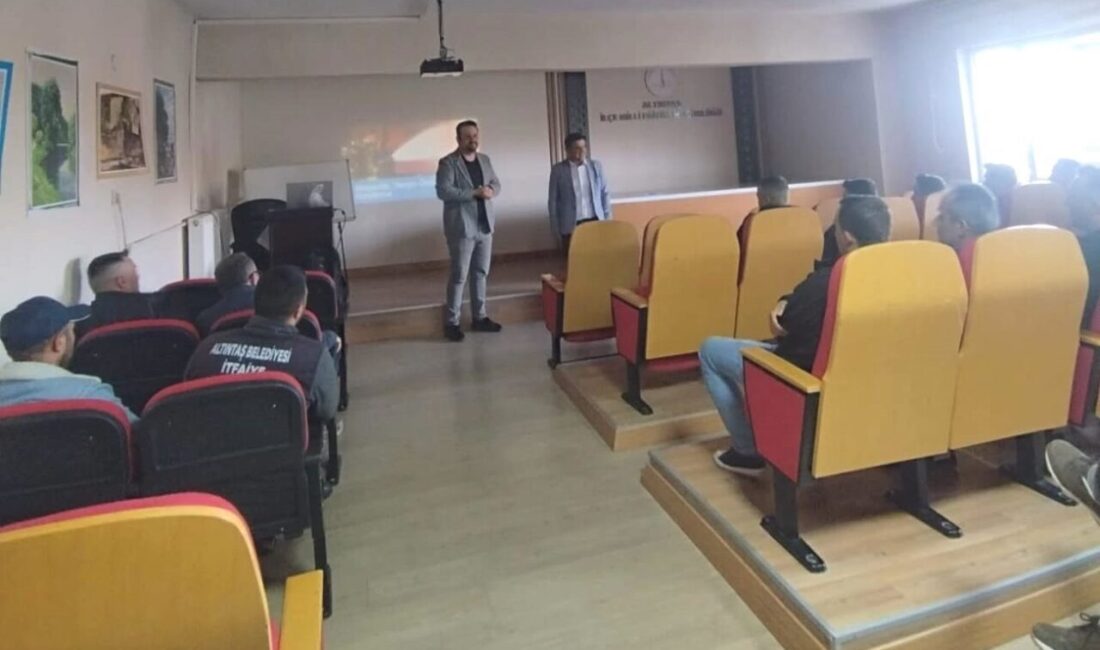 Altıntaş’ta kamu personeline “İtfaiyecilik, Yangın Önleme ve Söndürme” kursu Altıntaş Halk Eğitimi Merkezi tarafından kamu kurumlarında görev yapan personele