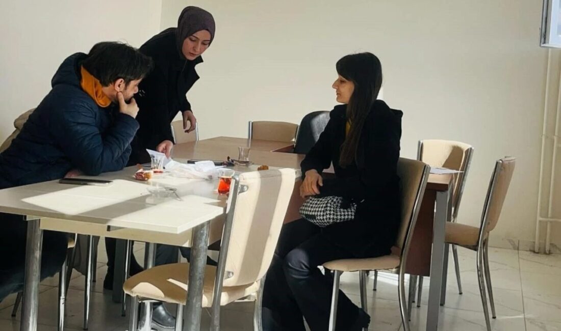 Altıntaş’ta ortaokul öğrencilerinin kariyer yolculuğu başladı Kütahya’nın Altıntaş ilçesi Zafertepe Çalköy Ortaokulu’nda kariyer yolculuğu başladı. Düzenlenen
