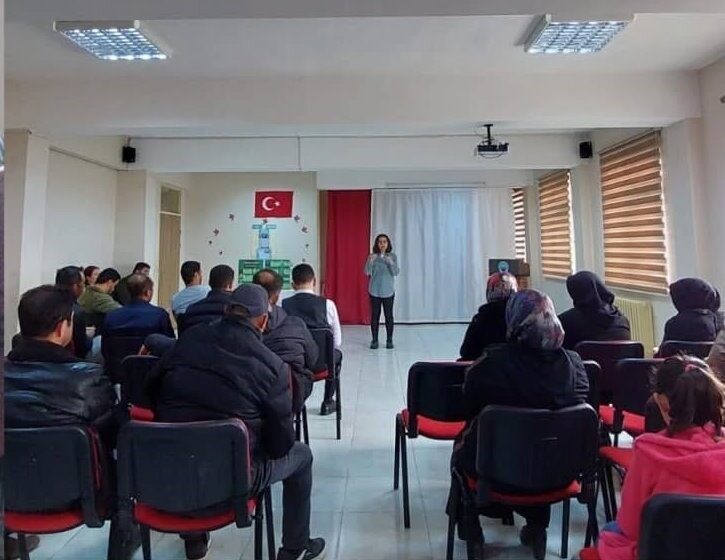 Altıntaş’ta ortaokullar mesleki eğitimle geleceğe hazırlanıyor Altıntaş Anadolu İmam Hatip Ortaokulu’nda 7. ve 8. sınıf velilerine