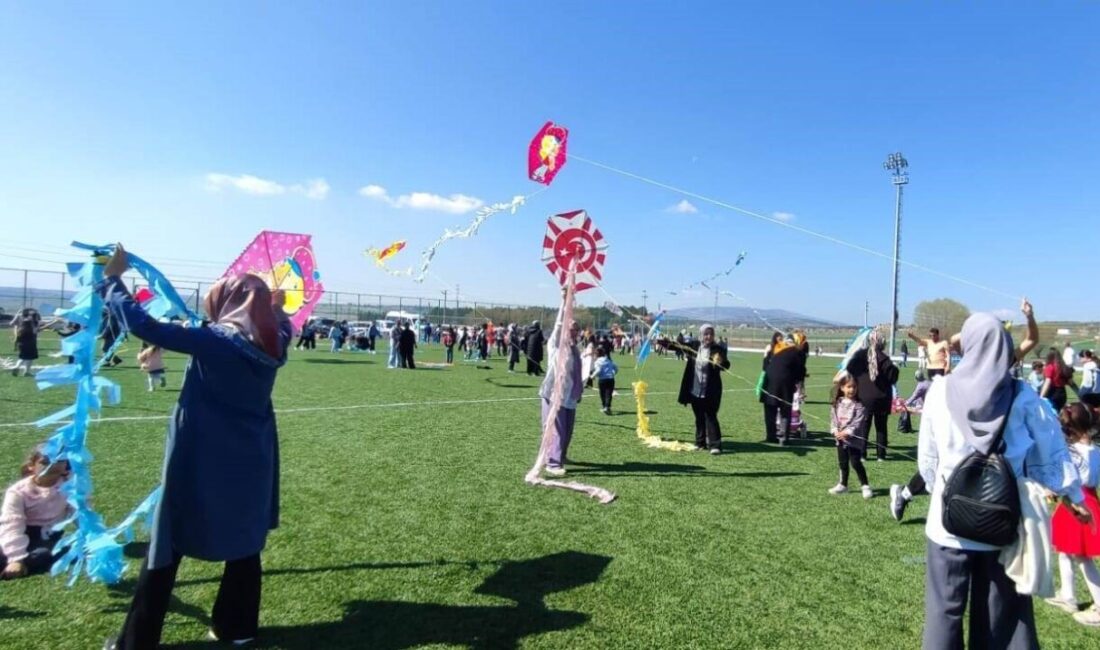 Altıntaş’ta uçurtma şenliği Kütahya’nın Altıntaş İlçe Milli Eğitim Müdürlüğü öncülüğünde, Zafer İlkokulu koordinesinde