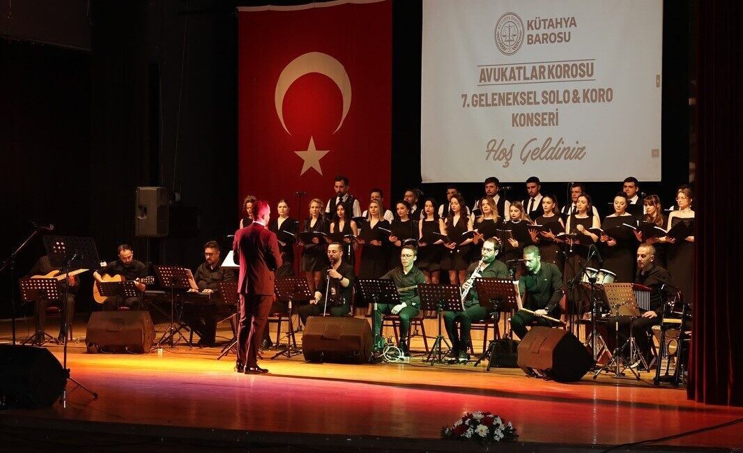 Avukatların sesinden yankılanan konser ilgi gördü Kütahya Barosu Avukatlar Korosu tarafından, Avukatlar Günü vesilesiyle düzenlenen 7.