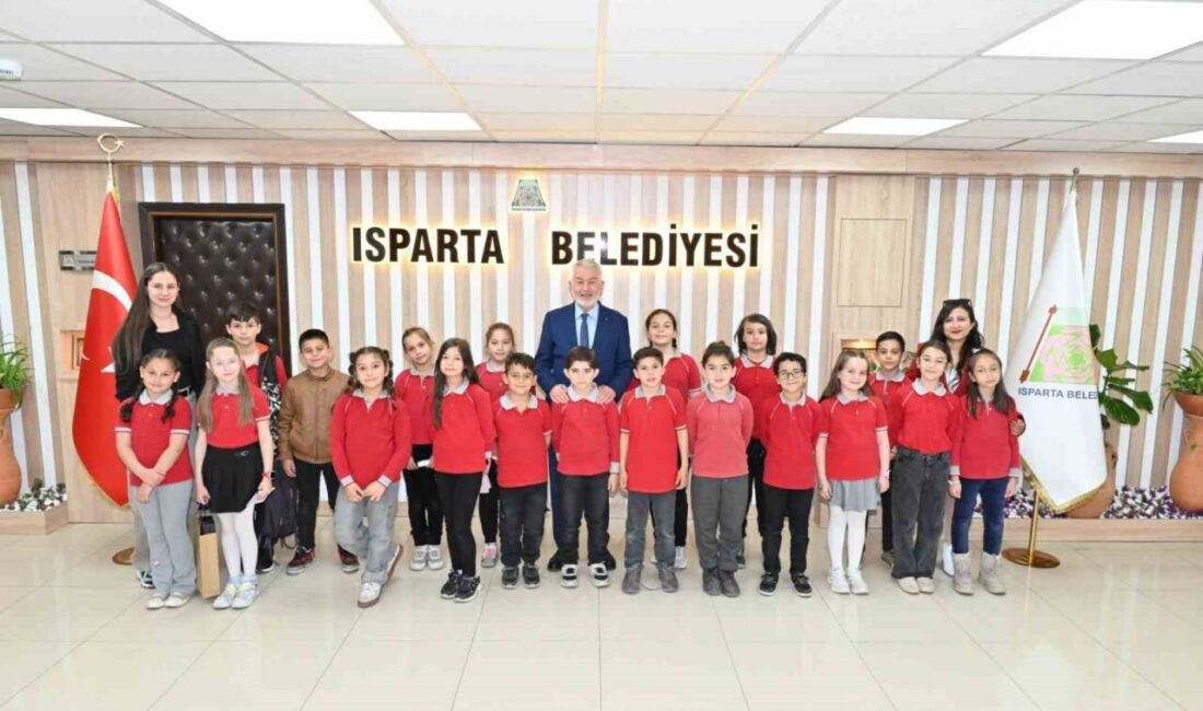 Başkan Başdeğirmen: “Sizler ülkemizin geleceğisiniz” Isparta Belediye Başkanı Şükrü Başdeğirmen, ziyaretine gelen ilkokul öğrencilerinin yerel